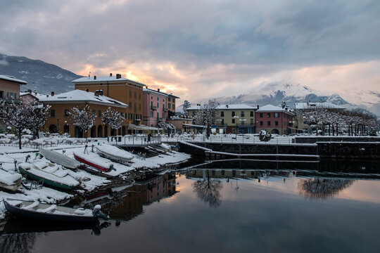 Winter and snow at the lake 
