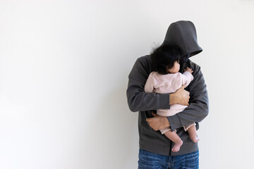 赤ちゃんが、怪しい男性に、誘拐されるイメージ（0歳、生後7か月、女の子、日本人）
