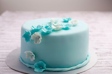 blaue Hochzeitstorte mit Fondant und Blumen