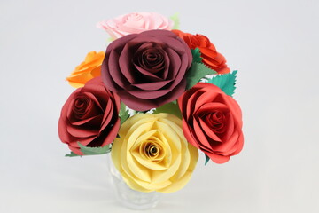 折り紙で作った手作りのバラの花