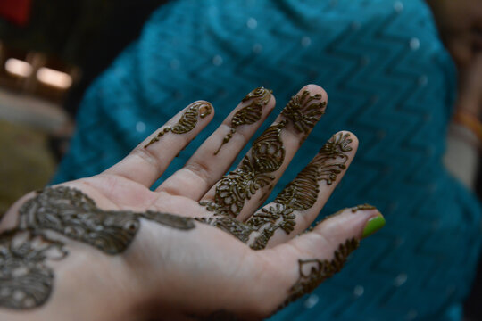 mahendi on palm