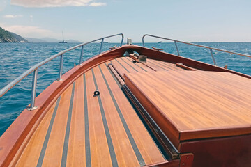 Mare con prua e coperta di barca in legno