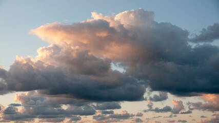 Nubes en cielo al atardecer