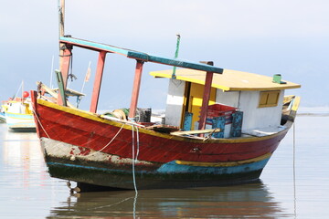Barco de pescador na beira de rio.