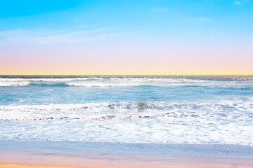 Obraz na płótnie Canvas Blue ocean waves and yellow sand
