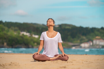 Fototapeta na wymiar Yoga in the beach
