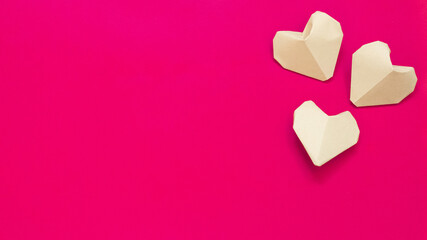 cuori di carta origami con sfondo viola