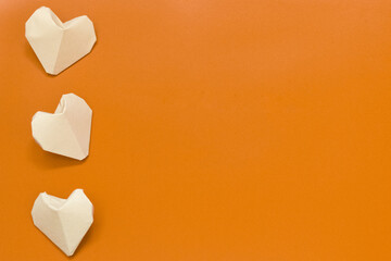 cuori di carta origami con sfondo arancione