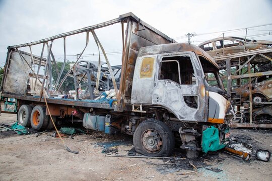 Caminhão cegonheiro queimado, na Rodovia Dutra.