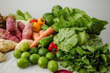Verduras e legumes na mesa prontas para o preparo e consumo de pessoas.