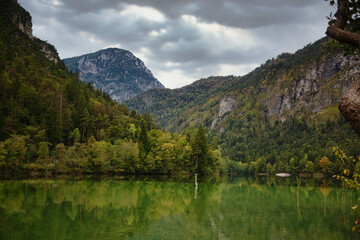 See in den Alpen im Spätsommer