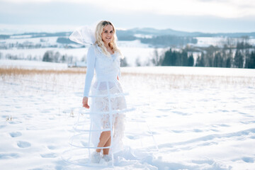 Frau in weißem Schneekleid Haute Couture Hochzeitskleid Designerkleid weiß Winterlandschaft Schnee kalt Freude lacht