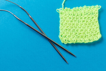 Knitting needles and knitting in the process