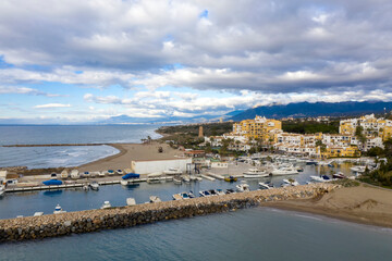 vista del puerto de Cabopino en Marbella, España