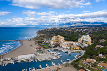 Fototapeta na wymiar vista del puerto de Cabopino en Marbella, España