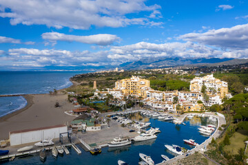 Naklejka premium vista del puerto de Cabopino en Marbella, España