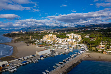 vista aérea del puerto de cabopino en el municipio de Marbella, Andalucía