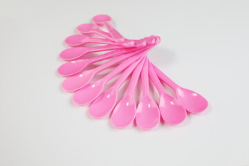 ピンク色の12本の樹脂製スプーン