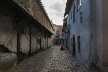 Obraz premium TALLINN, ESTONIA - AUGUST, 10, 2020: St. Catherine's Passage in the Old Town of Tallinn, Estonia.