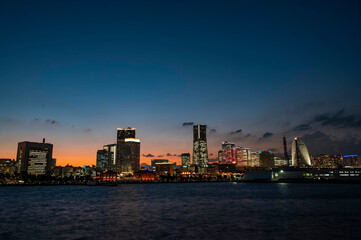 Obraz premium 大桟橋からの横浜夜景と富士山のシルエット