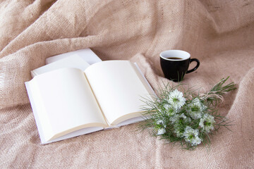 本とニゲラの花束とコーヒー