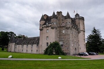 Obraz premium The ancient Castle Fraser in Sauchen, Inverurie, Scotland with cars of guests parked in front of it