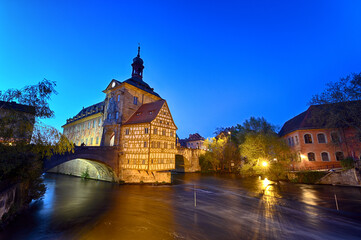 Regnitz und Altes Rathaus zur Blauen Stunde
