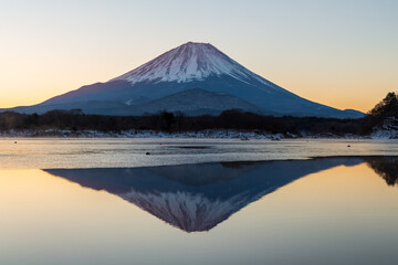 Fototapeta na wymiar 冬の精進湖から朝焼け富士山