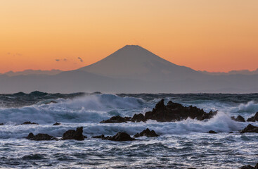 荒崎海岸から春一番の荒海と夕焼け富士山