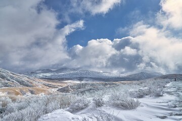 Fototapeta na wymiar 雪に覆われた冬の山。阿蘇山の風景。