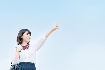 空を指差す女子高生