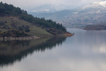 Fototapeta premium reflecting in the calm waters of lake