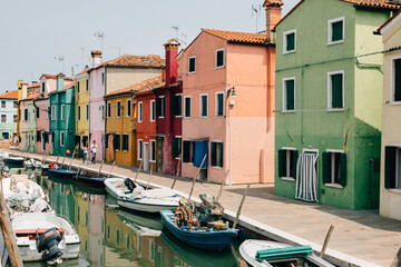 Obraz na płótnie Canvas Panoramic view of coloured homes and water canal with boats in Burano