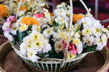 Obraz na płótnie Canvas full decoraton fresh flower in circle basket. beauty daisy florist romantic valentine gift. Yellow marigold arrange for surprise party.