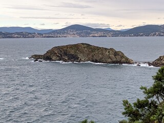 Presqu'île de Giens aux abords de l'île de Porquerolles sur la côte d'azur proche de Hyères et Toulon, mer méditérannée avec des vague de printemps, pain et plage étendues de sable calanque crique var