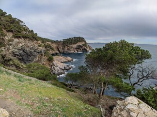 Presqu'île de Giens aux abords de l'île de Porquerolles sur la côte d'azur proche de Hyères et Toulon, mer méditérannée avec des vague de printemps, pain et plage étendues de sable calanque crique var
