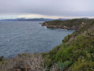 Presqu'île de Giens aux abords de l'île de Porquerolles sur la côte d'azur proche de Hyères et Toulon, mer méditérannée avec des vague de printemps, pain et plage étendues de sable calanque crique var