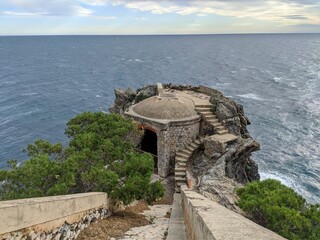 Presqu'île de Giens aux abords de l'île de Porquerolles sur la côte d'azur proche de Hyères et Toulon, mer méditérannée avec des vague de printemps, pain et plage étendues de sable calanque crique var