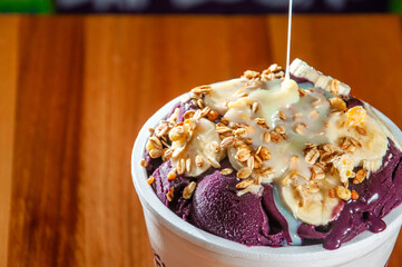 açai, granola, leite condensado