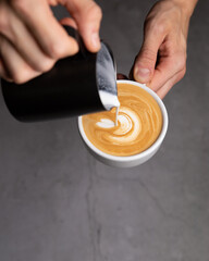 Kawa latte art robienie latte art na cappucino 