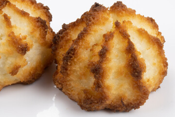 gâteaux rocher à la noix de coco dans une assiette