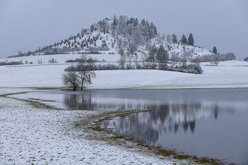 Naturschauspiel Temporärer See Märzenbronnen in schneebedeckter Landschaft