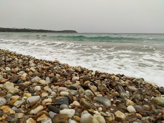 Plage Sentier du littoral, bord de mer méditerranée à hyères french rivera, rocher et vague s'écrasant sir ma rive des falaises, arbes pin de provence, rondin de bois, parc naturel protégé forêt