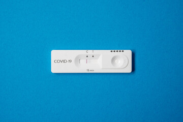 Negativer Covid-19, Corona Schnelltest auf blauem Hintergrund