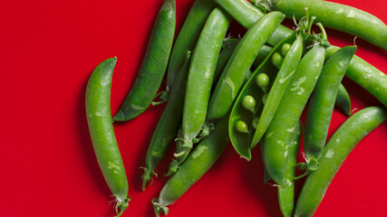Guisantes sobre un fondo rojo, primer plano