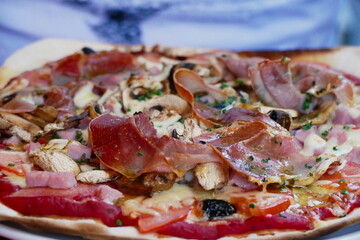 Pizza Margherita au jambon, tomates, olives et champignon cuite