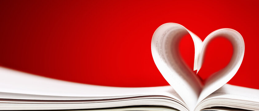 Forma di cuore con le pagine di un libro