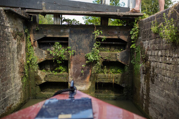 Fototapeta na wymiar View from a narrow boat on Allen's Lock No 36, one of locks of Oxford Canal, Oxford, United Kingdom.