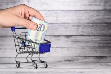 Argent euro dollar change echange banque  monnaie caddie poussette magasin courses supermarché - obrazy, fototapety, plakaty