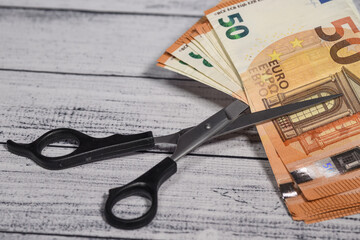 Argent euro dollar change echange banque  monnaie ciseaux coiffeur